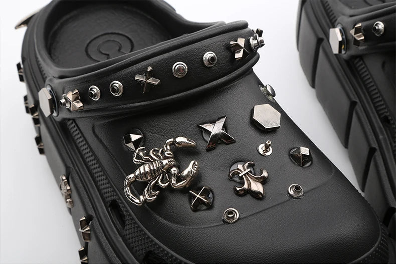 Chanclas con tachuelas estilo oscuro
