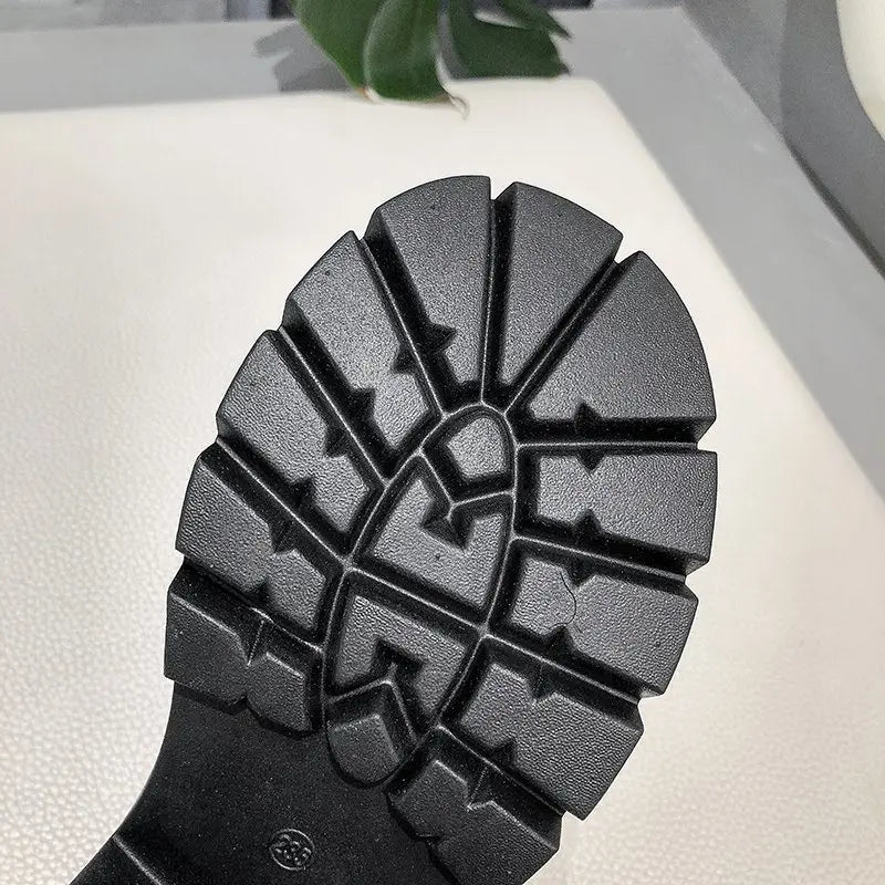 Zapatos de tacón negros de estilo japonés.