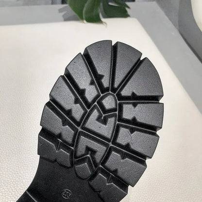 Zapatos de tacón negros de estilo japonés.