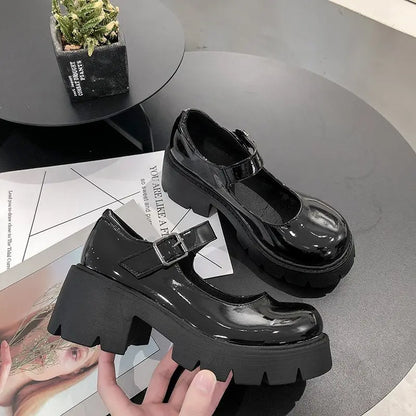 Zapatos de tacón negros de estilo japonés.
