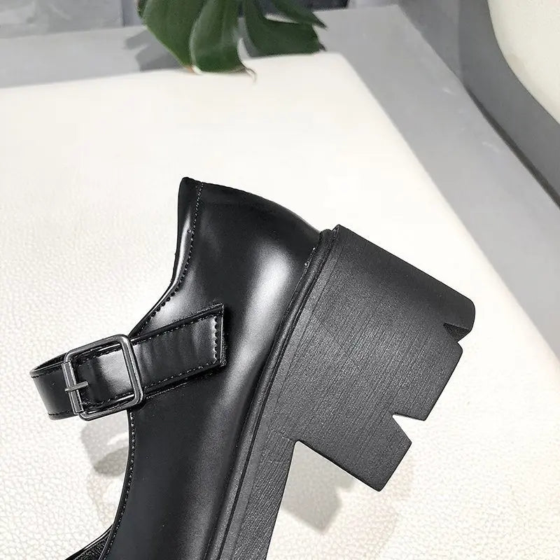 Zapatos de tacón negros de estilo japonés.