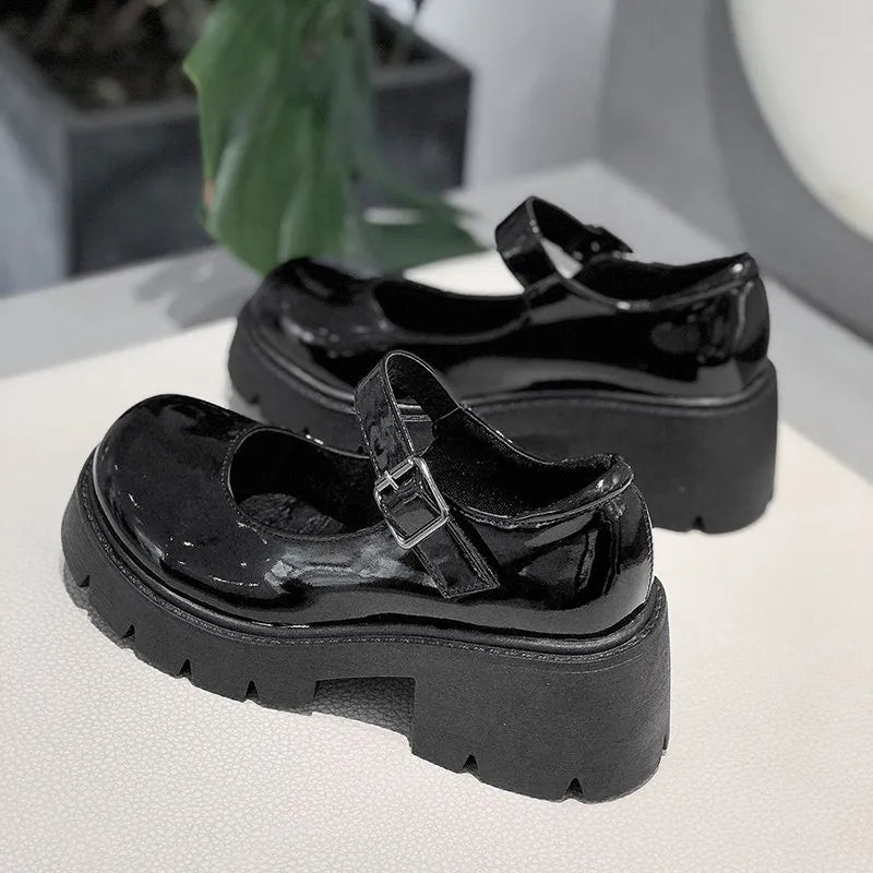 Zapatos de tacón negros de estilo japonés.
