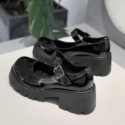 Zapatos de tacón negros de estilo japonés.