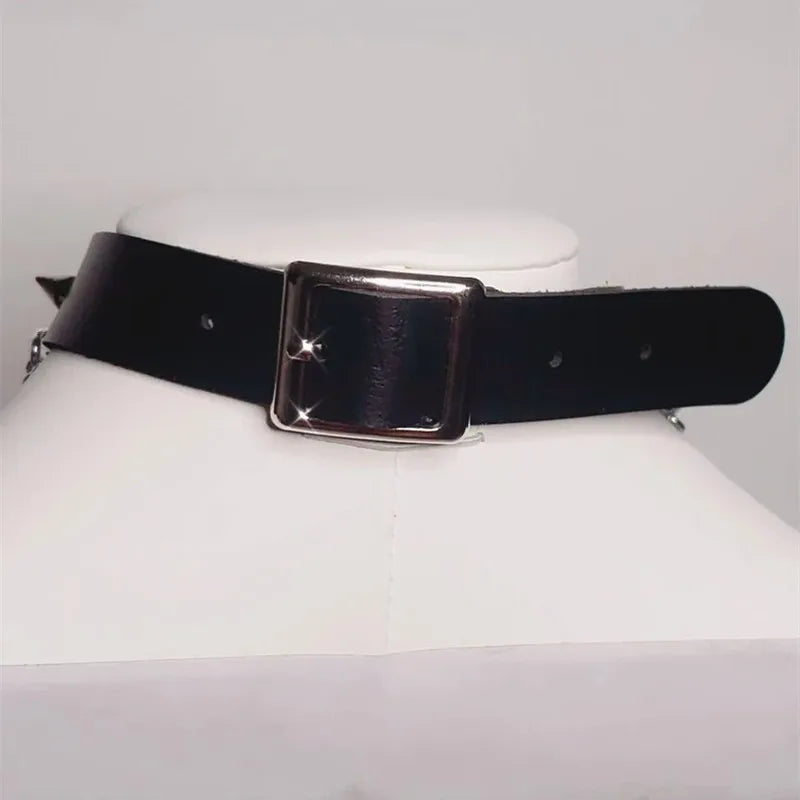 Gargantilla gótica con cruz de plata