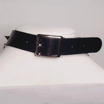 Gargantilla gótica con cruz de plata