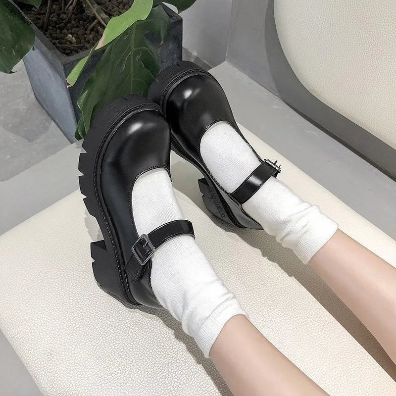 Zapatos de tacón negros de estilo japonés.