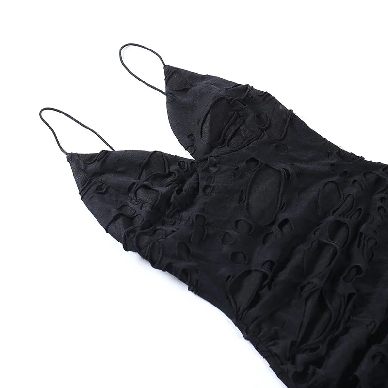 Vestido gótico corto con agujeros.