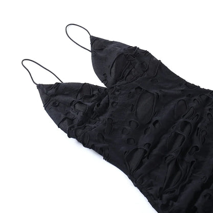 Vestido gótico corto con agujeros.