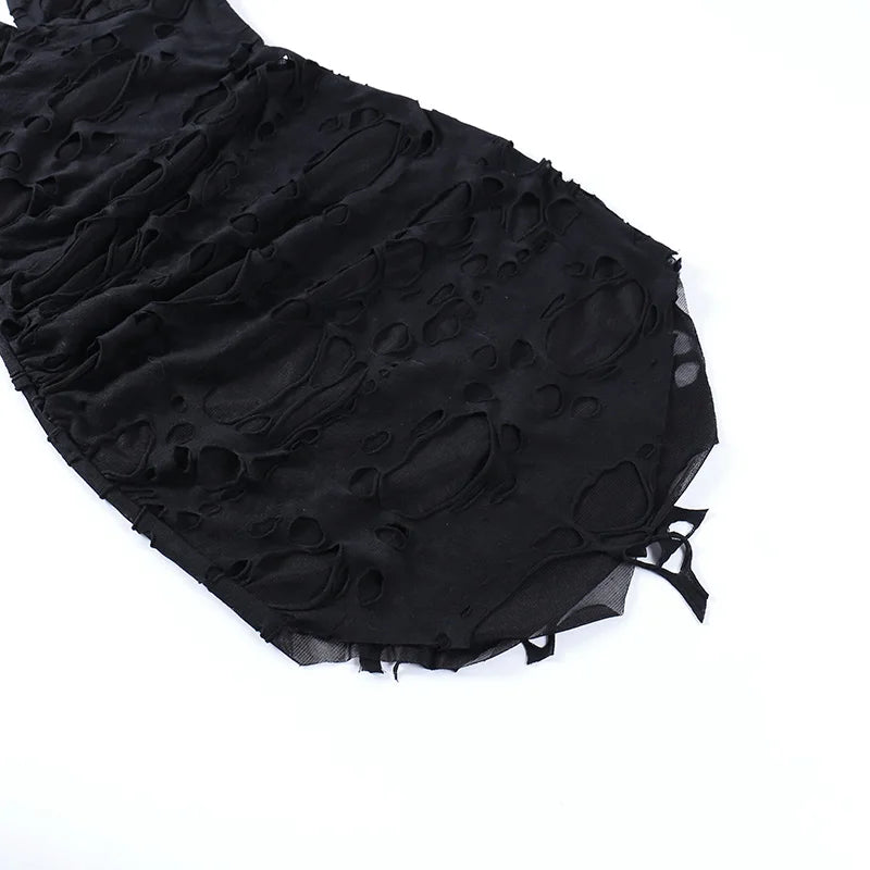 Vestido gótico corto con agujeros.