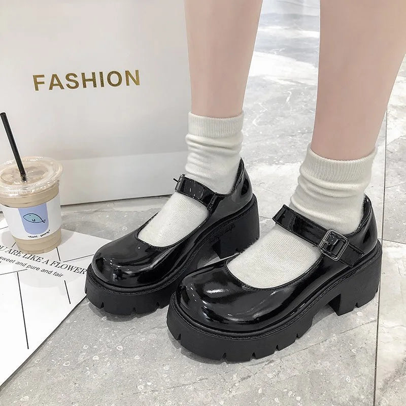 Zapatos de tacón negros de estilo japonés.