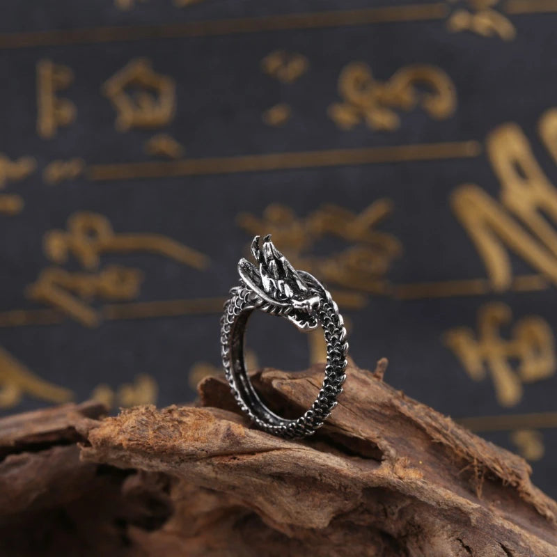 Anillo gótico con motivo de dragón.