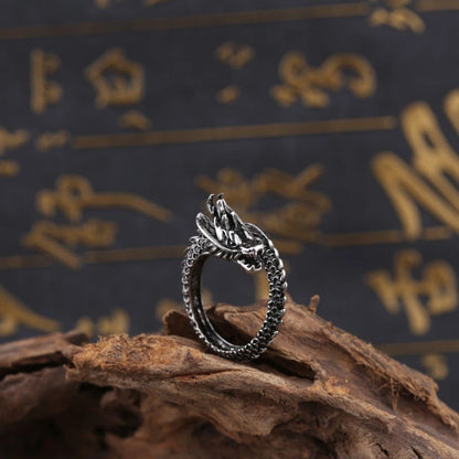 Anillo gótico con motivo de dragón.