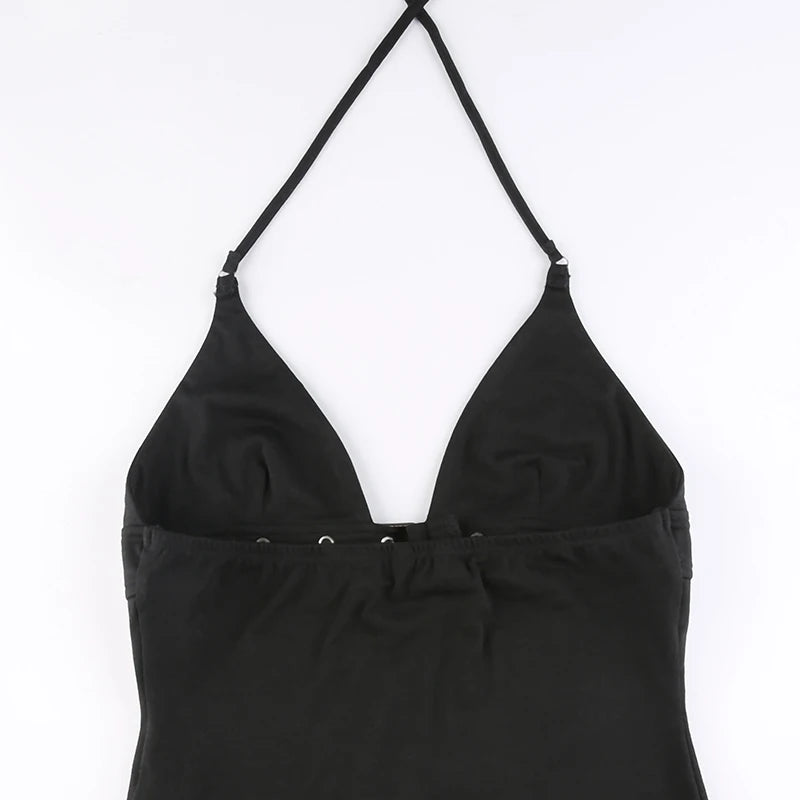 Top punk negro con cinturón debajo del busto.