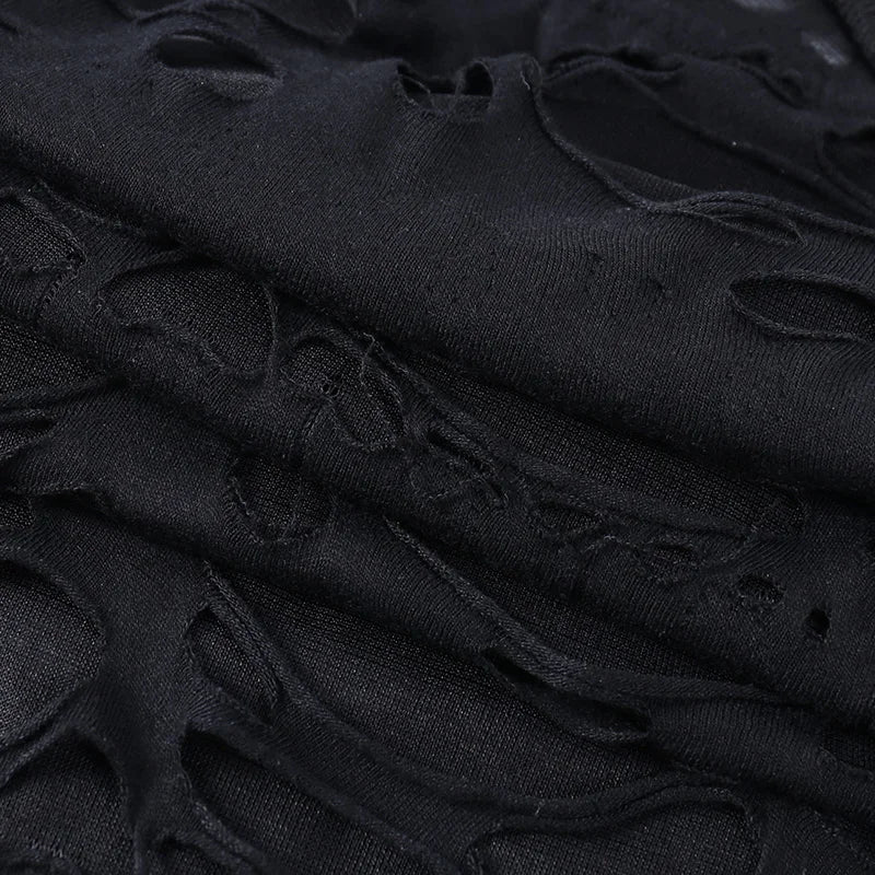 Vestido gótico corto con agujeros.