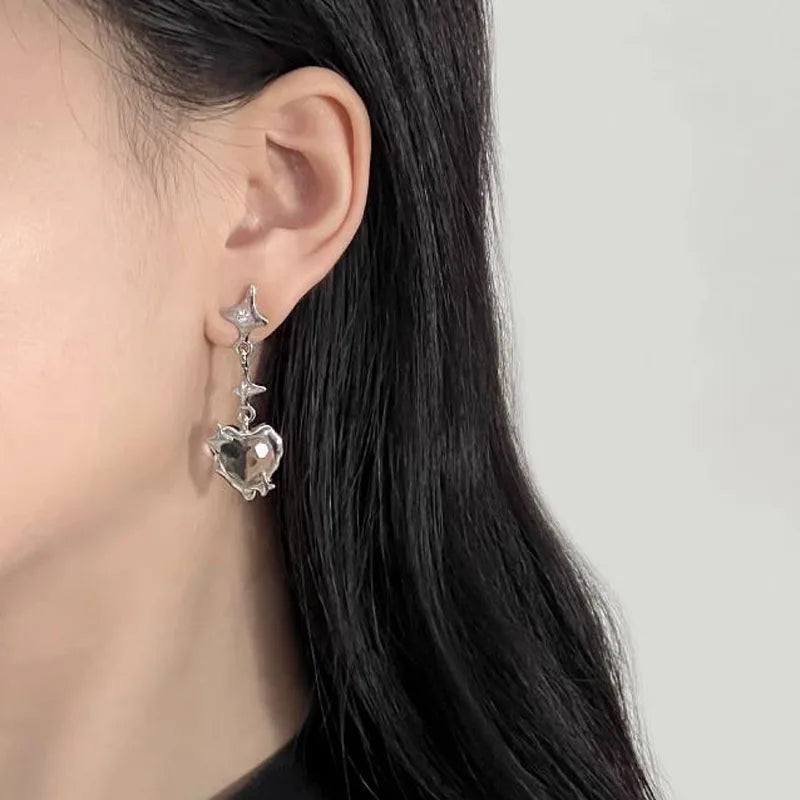 Pendientes góticos con un corazón ensangrentado