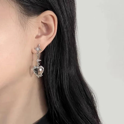 Pendientes góticos con un corazón ensangrentado