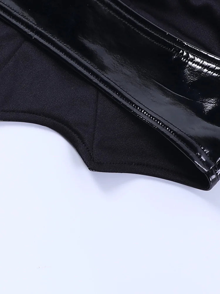 Top corto gótico en forma de murciélago.